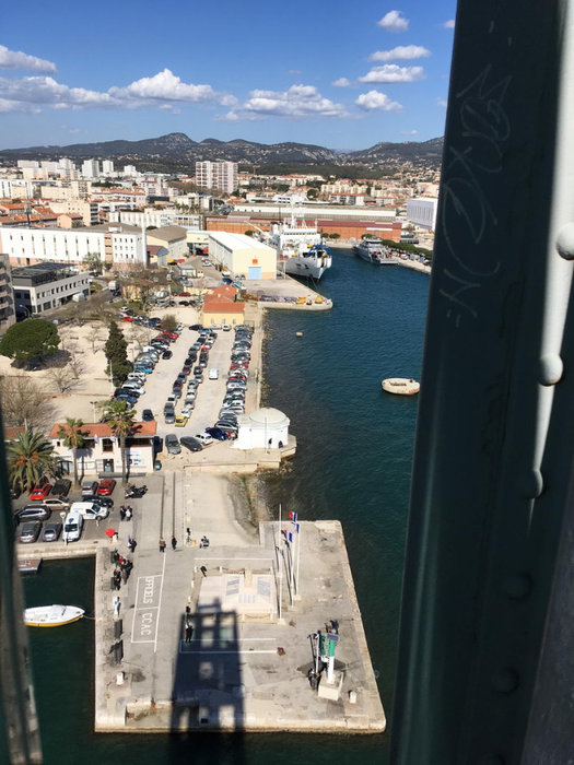 Du haut de l'ancien pont levant des chantiers navals (derrière l'opérateur photo) de La SEYNE/mer : la voie d'accès passait dans le parking actuel