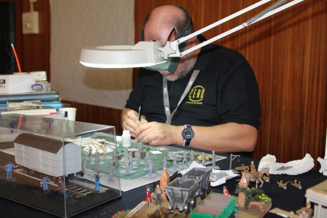 cdz_stand4.jpg (254.09 Kio) Vu 5410 fois Stand Z Fédérail, Pierre peint des figurines en O !