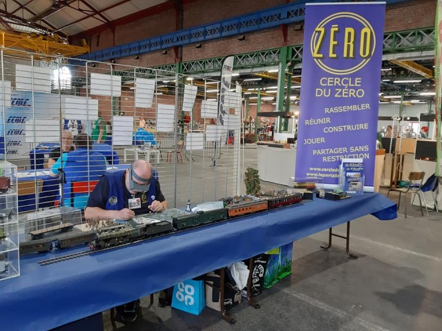 OK, j'avoue que cette fois, je ne mettais pas en avant le ZERO accessible sur le stand... mais je me suis fait plaisir!<br />J'ai aussi eu la surprise de voir un visiteur demander s'il s'agissait de Black Watch (pour mes écossais!), un peu cassé par sa copine qui a précisait que c'était les seuls qu'il connaissait! j'ai du expliquer la taille des carreau sur le tartan... ;-)<br />sur le diorama "Changement de traverses", l'incitation des visiteurs à rechercher la dizaine d'animaux a bien fonctionné, et pas seulement avec les plus jeunes visiteurs!