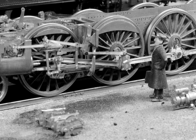 Décembre 1933 : Chapelon, en tenue d'accompagnement, est venu surveiller la construction des 4700. Merci à P.Gaumont et B. Semblat pour la figurine ! Fait pour le 80ème anniversaire...