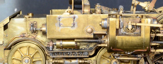 De ce côté, réservoir auxiliaire et triple valve ordinaire pour le freinage du bogie.