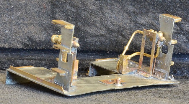 Le bitoniot central solidarise le plancher d'abri et le caisson arrière avec une goupille conique. Rapide et discret. Les marches sont rivetées au marchepied par des rivets "standard" tête 0,7, corps 0,58. L’extrémité intérieure est traitée à la fraise sphérique, le résultat est assez propre.