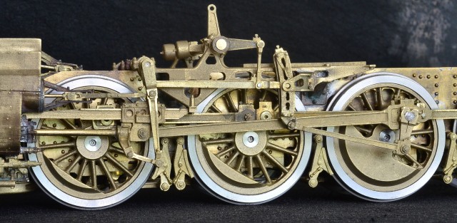 Pour les roues "palmées", voir Histoire d'O. La flasque extérieure de coulisse est ici montée "à l'envers", quoique... (voir plus loin...).