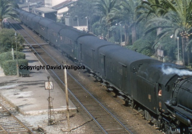 SNCF 141 R1161 Voitures DR 29 30 Antibes 1954.jpg