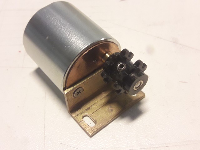 L'ensemble en place sur le moteur avec la corniére support moteur.