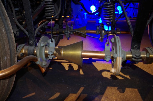 Rotules de la 340 P.O. à Mulhouse (photo Gutelle).Chacun des "disques" est en fait un joint sphérique.