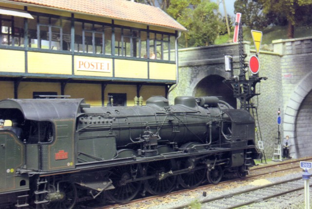 "La 231-H-8 du dépôt de Nevers démarre à voie libre en tête du Thermal Express". Bien entendu, le petit bleu est effacé et émet en blanc le long de la voie.