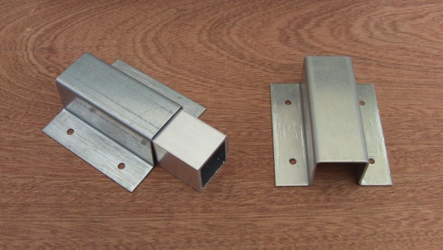 goussets inox et aluminium (à droite) pour positionnement sur chant de module.