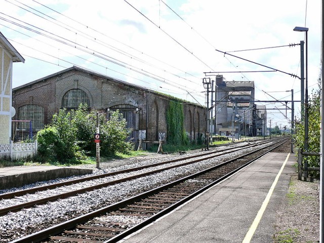 Gare_d'Ailly-sur-Noye_-_Installations_marchandises_coté_Paris.JPG