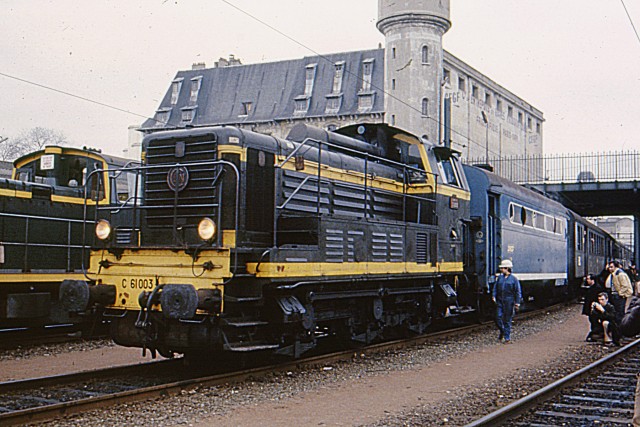 C_61000_tractant_un_train_COPEF_sur_la_petite_ceinture_à_Ivry_-_Mars_1983.jpg