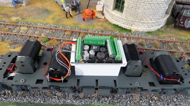 Chassis et décodeur XL-V5 à bornes - le câblage a été partiellement refait..