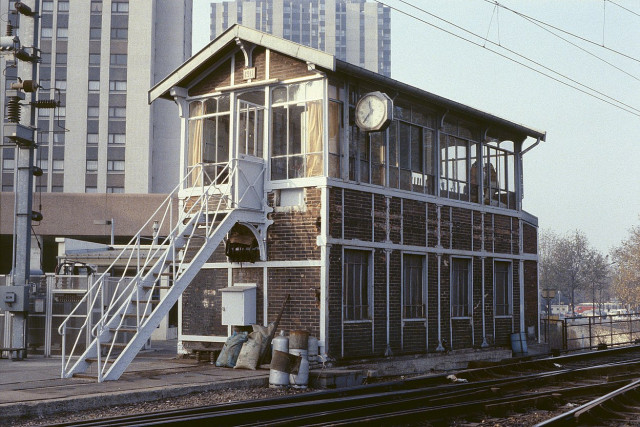 Poste_aiguillage_raccordement_de_la_Chapelle_nov_1983.jpg
