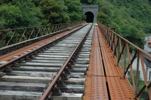 Urdos, 2008, voie abandonnée depuis 38 ans ! Contraste entre les coussinets et la voie et le métal du pont...