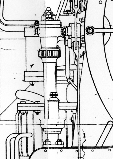 Derrière, pompe double phase Fives - Lille ; dessous, soupape du R.I. ; à droite, tringles de commande des purgeurs.