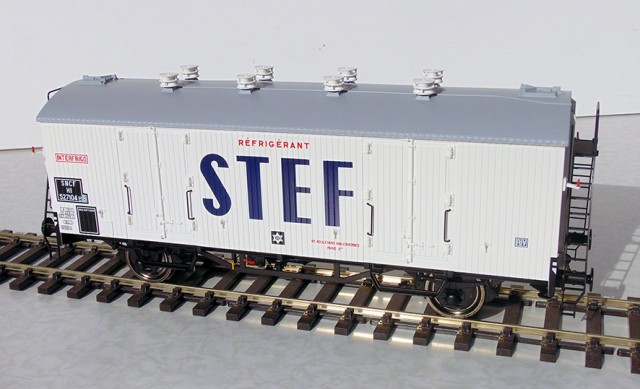 Rail43 433009 refrigerant standard déco Stef toit gris SNCF Ep III-3w.jpg