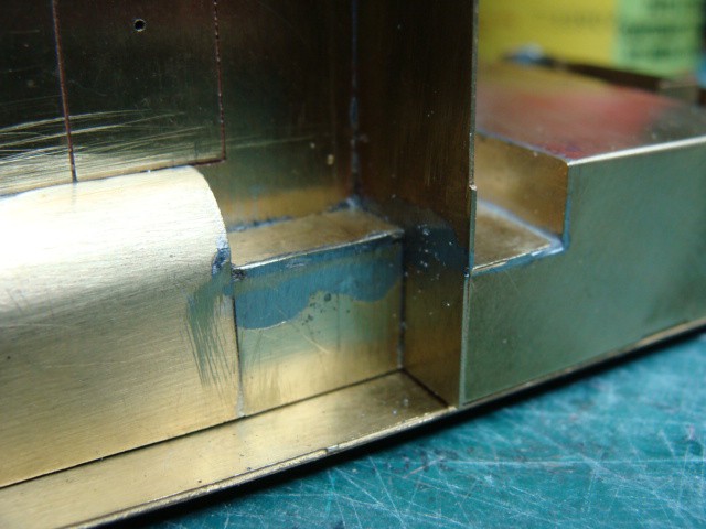 Marchepieds après modifications:<br />allongement de la face avant de cabine;<br />marche intermédiaire en deux morceaux (intérieure et extérieure). <br />De cette façon il y a deus sous ensembles bien distincts: la superstructure (capots AV et AR + cabine) et le plancher de cabine permettant ainsi l'aménagement de cette dernière sans (trop) de difficultés)