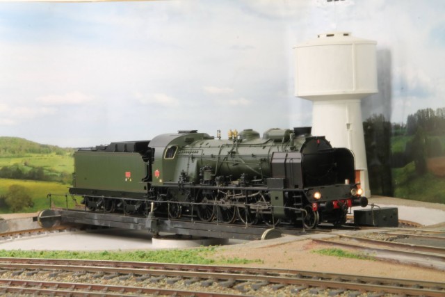 141F76 (AMJL) sur le pont tournant, "digital" avec le doigt ! Les Ho-iste reconnaitront le chateau eau Jouef, que je trouve gros pour du HO et petit pour du zéro !