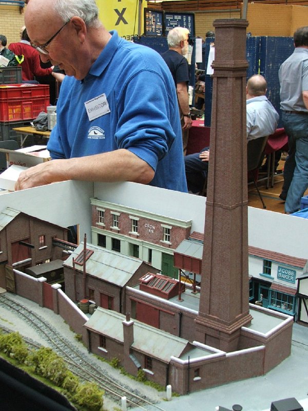 Admirez la hauteur de la cheminée de l'usine: c'est du vrai 0!