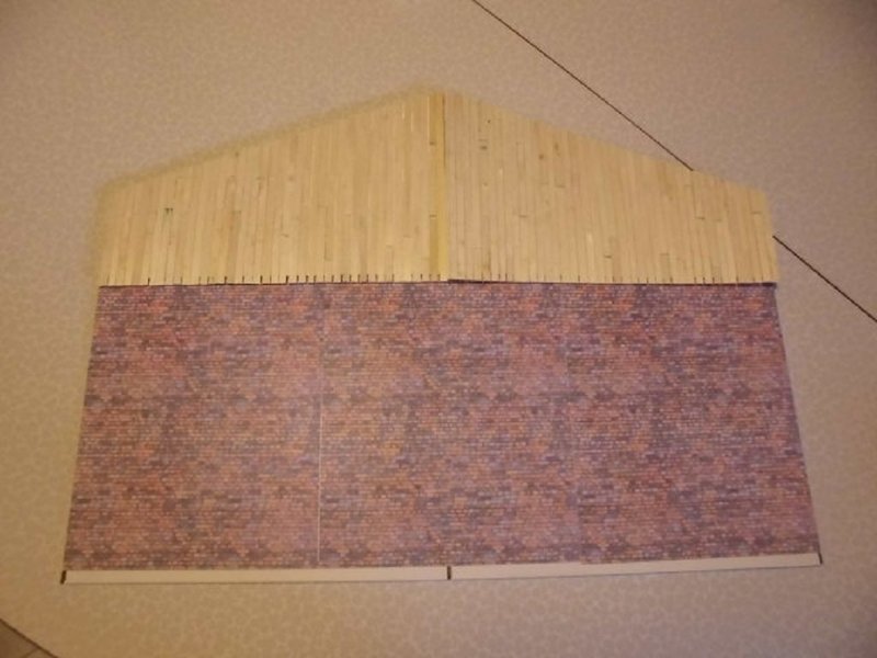 Le haut du parement en bois, est en place.