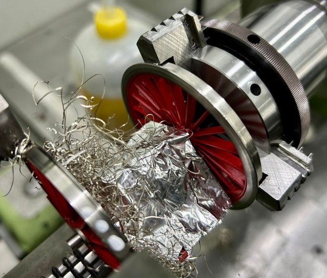 Il s'agit de la roue motrice, de 62,5 mm de diamètre. Je ne pouvais pas utiliser la découpe à l'huile car cela pourrait dissoudre la peinture rouge, j'ai donc choisi la découpe à sec. Même si j'ai soigneusement contrôlé les paramètres de coupe, j'ai quand même produit beaucoup de "Spirales Inox"