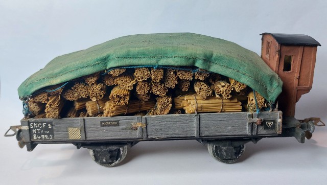 encore (ou déjà ?) en marquage SNCF, le wagon deviendra rapidement un "vrai" wagon NORD<br />les roues très grossières ne lui rende pas raison !<br />le wagon était chargé de cannes, assez finement réalisées en fagots.