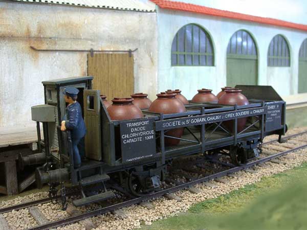 Le magnifique wagon (construction intégrale) transport d'acide de Pierre MIGUEL, récompensé au Mondial en avril et en Grande Bretagne en Septembre (concours de la Gauge O Guild).