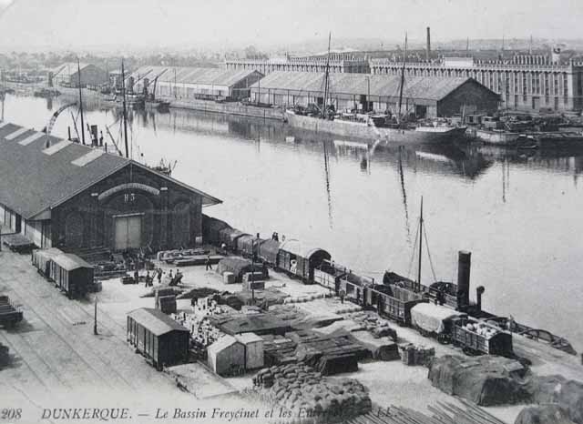 Une vue très intéressante du port de Dunkerque avant les palettes et les conteneurs !<br />Tout à dos d'homme, ou presque