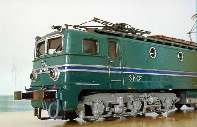 Réalisation de Michel DEGON.<br />CC7001 , réalisée sur la base de la 7100 du KM108 (marque artisanale disparue), en arasant le jupage de bas de caisse. La mécanique est construite autour d'un moteur central RSF (à Rotor Sans Fer) de marque MAXON de 8W avec réducteur primaire et transmission à cardans vers les bogies. Les 6 essieux sont moteurs, et deux de chaque bogie montés sur balanciers. Présentation en version après mai 1952 avec bogies de série et d'avant 1975 date de sa mutation à la région Sud-Est de la SNCF. Le modèle réduit est capable de remorquer un train de 66 essieux en rampe de 25 0/00