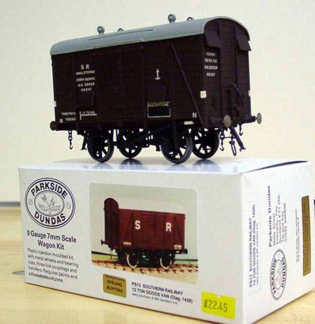Un wagon Ferry (donc venu en France) du Southern Railway, réalisé par un des plus Français des modélistes  Anglais, Derek LUCAS. Malheureusement décédé, il a été longtemps le représentant de la section Grande Bretagne du Cercle Du Zéro. Le modèle en boîte au-dessous est la base de la transformation.