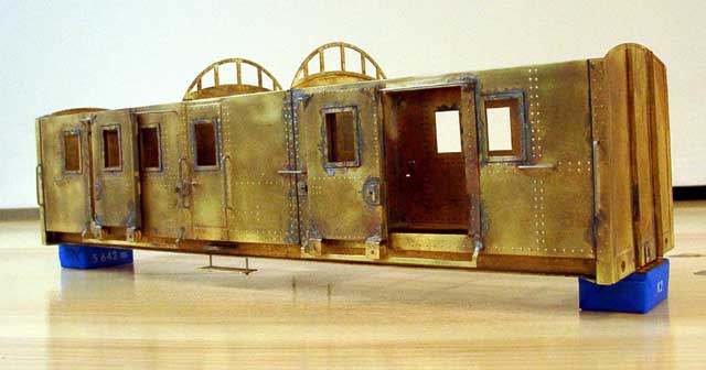 En laiton, le fourgon Night Ferry (réalisation de la section) en cours de montage par Jean-Louis CHARAVAY.
