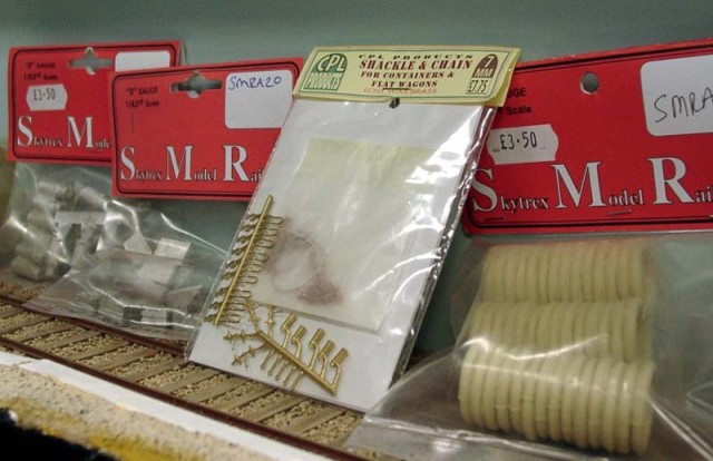 Vous apercevrez au milieu des productions SMR, un sachet de marque CPL qui propose en fonderie laiton<br />des tendeurs et des chaînes de maintien des conteneurs sur wagons plats.