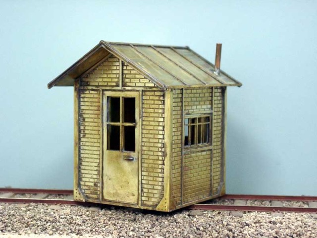 Philippe TOURON nous a montré la cabane "ferribrique" auparavant si souvent rencontrée en bords des voies.<br />C'est un kit laiton ABE (Atelier Belle Epoque), non terminé (il manque en particulier les jolies consoles qui maintiennent le toit débordant. Philippe met à profit ce qu'il a appris lors du stage "soudure" de la FFMF. Ici, la soudure par résistance électrique (SRE) est utilisée et convient parfaitement à ce type de montage.