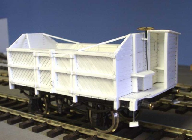 Tombereau en carte plastique par Pierre MIGUEL, sur châssis PECO modifié. Ci-dessous, gros plan sur les portes.
