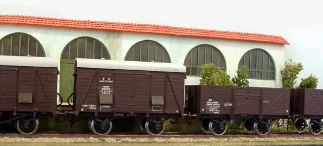 Deux couverts ferry Southern Railway sur base PARSIDE DUNDAS (adjonction du frein à vide, de la conduite blanche du frein à air, des 4 trappes de ventilation latérales, des 2 aérateurs de toiture) et deux tombereaux ferry Southern Railway, avec les mêmes type de modifications. Inscriptions réalisées par BOB DAVIS (Petits Trains de France).