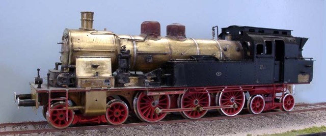 François BOZON s'est lancé dans la reconstruction/amélioration de cette BR78 (proche de nos 232 TC).<br />Mise à l'échelle de ce modèle d'origine SAUER, artisan allemand de Göttingen. Modèle des années 70/80, abordé dans l'esprit du "COARSE SCALE".
