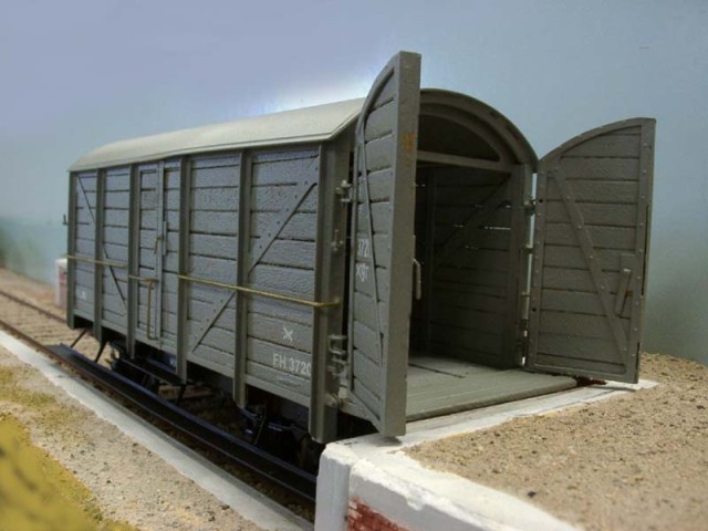 BOB DAVIS (Petits Trains de France) propose cette nouveauté 2006. Il s'agit d'un couvert PLM de 1910 destiné au transport d'automobiles...