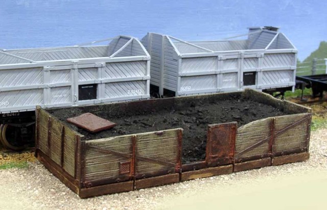 Presque terminé, ce parc à charbon qui est le recyclage d'un tombereau OSM. Le charbon est du charbon de bois (type barbecue, passé au moulin à café) qui n'est pas brillant, et donc confère mieux l'impression de distance.