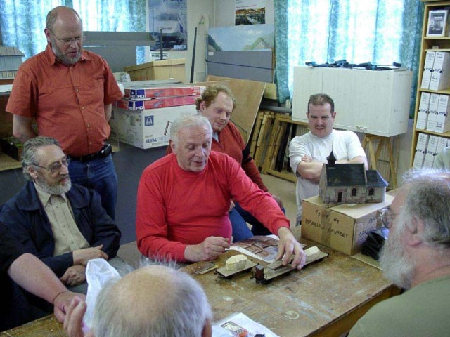 Après quelques minutes consacrées aux nouvelles de chacun, les boîtes sont ouvertes et les nouveautés sont présentées. Du très beau et efficace NOAB de HELJAN au V 36 de LENZ "belgisé"... Ces modèles ont un grand succès auprès des amateurs. La conception est rigoureuse, la puissance réelle et la conduite très agréable. Et les reproductions très précises satisfont les plus difficiles.