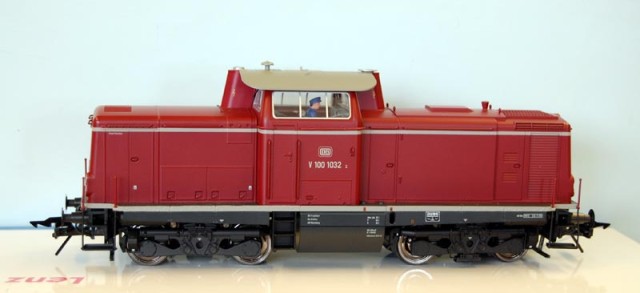 Le V 100 de chez LENZ "cartonne" aussi ! Excellent rapport qualité/prix, belle reproduction d'un modèle répandu en France soit par pénétration, soit par rachat par des sociétés privées de travaux voies ferrées, et présent sous différentes livrées... Puissante et souple, digitalisation "by LENZ", sonorisation complète  impeccable (mais annonces en langue allemande, il faudra reprogrammer le décodeur !). Allumage des feux à volonté et éclairage cabine aussi bien entendu.