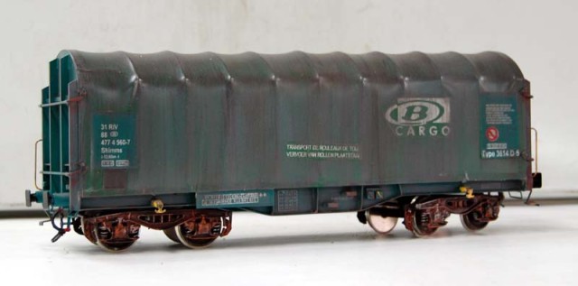 Wagon transport de "coils" de CMF, patiné par Eric SAINTE pour Etienne JOSSE. Dessous très simplifié, immatriculations sur support papier collé. Une forte patine est nécessaire du fait de la teinte trop crue du modèle. Mais l'effet obtenu est réaliste. Il faut dire que ces wagons fréquentent des endroits bien salissants !