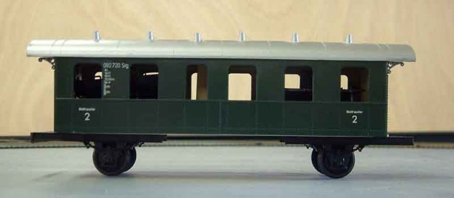 Voiture Rivarossi revisitée pour la rendre conforme. L'ancien Châssis est un châssis wagon. Le nouveau (ci-dessous) est obtenu par la découpe d'un châssis OSM.