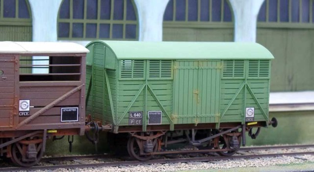 Et ce dernier transporte des fruits. Ce sont des réalisations de Christian TOURSEL, avec quelques "francisations" telles que les conduites et demi accouplements de freins, les supports de lanterne et aussi les immatriculations conformes au règlement du CFCE.