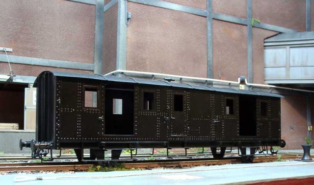 Peinture de la caisse du fourgon Nord de la section, modèle sans vigie.