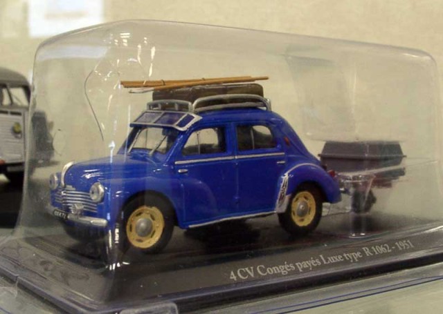 La 4CV Renault "congés payés" est particulièrement réussie et fleure bon le début des années '50 !
