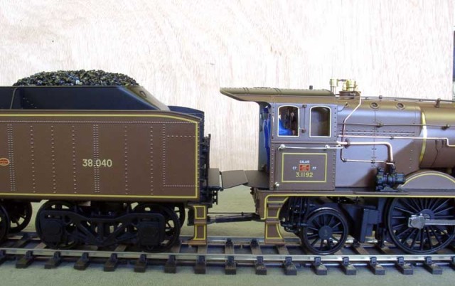 Afin de pouvoir emprunter des courbes ultra serrées, la distance loco tender est très agrandie. C'est améliorable.