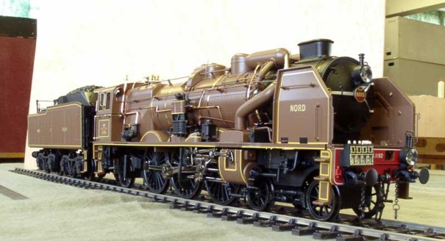 La 231 E MTH (USA) très attendue est arrivée. On peut dire que c'est du train jouet haut de gamme. Les roues sont plutôt fines.<br />L'allure générale est bonne.