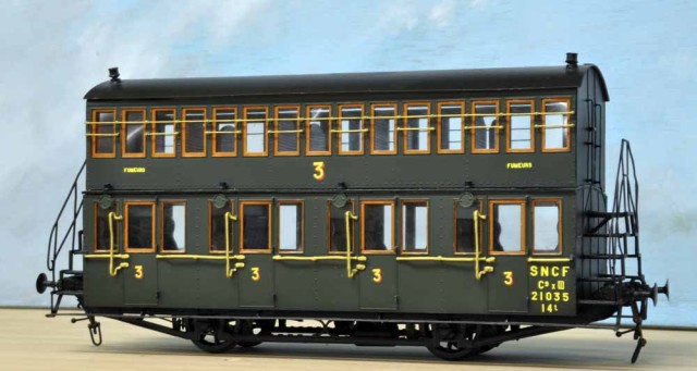 Les trains de voitures Bidel, qui pouvaient comporter des voitures de toutes les classes, étaient généralement encadrés de 2 fourgons à essieux Est (modèle RGLP) soit un à l’avant et un à l’arrière, formant ainsi des compositions « réversibles » avant l’heure. Hormis des locos tender Est style 031 et autres machines exotiques de l’époque 1, des 131 TB (au départ de la gare de la Bastille) voire des 141 TB (au départ de la gare de l’Est) on tiré ces trains entre les deux guerres. L’exploitation des voitures Bidel s’est a priori achevée en 1949, sur la ligne de la Bastille. Le nom Bidel vient d’une ménagerie éponyme, ces véhicules considérés comme exigus et surtout dotés de nombreux barreaux aux fenêtres du compartiment supérieur pouvant faire penser à des cages pour animaux sauvages