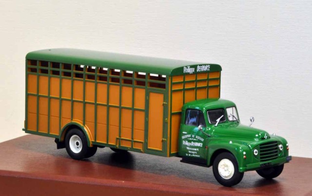 Ce Citroën U55 bétaillère semble bien avoir une caisse un peu longue, mais son empattement réel est de 9m... Le tracteur est magnifique.