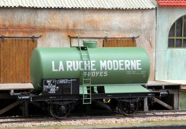AMJL encore avec cette citerne à vin (vendue montée) qui n'est pas une nouveauté, mais un rachat en occasion par Christian. La rambarde supérieure était dessoudée. Il faut être précis pour y remédier sans (trop) attaquer la peinture.