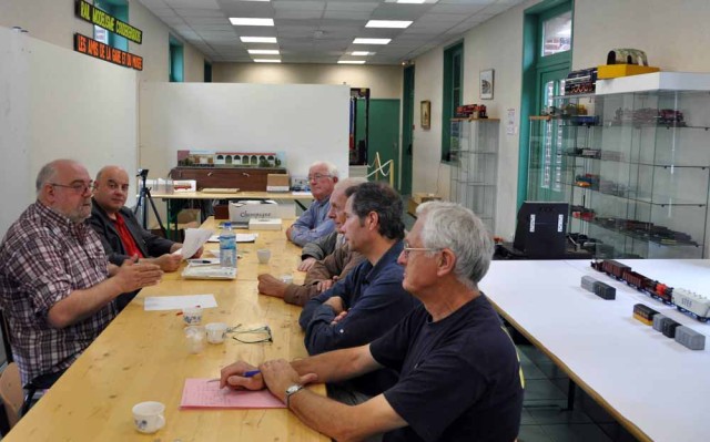 Cette vue permet d'apercevoir les participants, et du matériel posé sur la table au fond (pour photographies sur le diorama de Christian TOURSEL) et sur la table, à droite, où seule une partie en est visible.<br />De gauche à droite : Patrick SMAGGHE, François BOZON, Gilbert FOURNIER, Michel OVART, Francis DUPIRE et Damien DEBRIL.